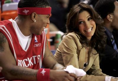 孙颖莎的身体柔韧性太好了，膝盖不弯，就这样直下去系鞋带，没几个人能做到吧