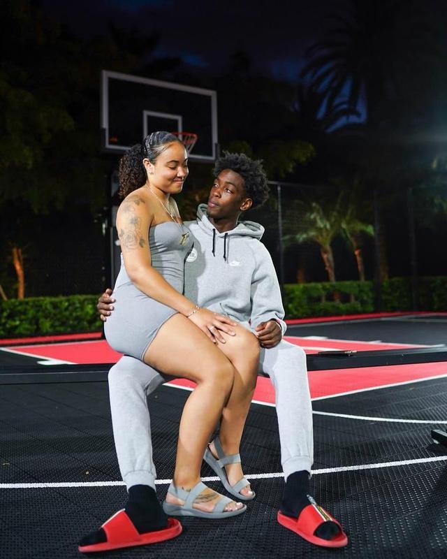 白宇打高尔夫球被偶遇 挥杆动作干净利落身材比例超好