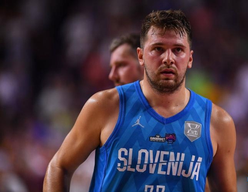 全设备体育新闻与互动界面